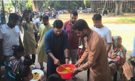 ঢাবিতে পেটপুরে একবেলা খাবার খেলো অর্ধশতাধিক পথশিশু