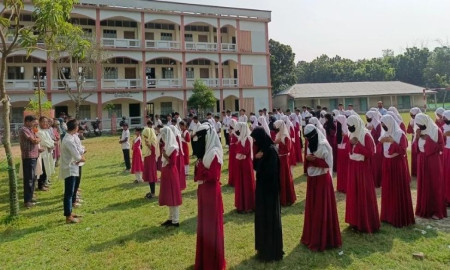 শিক্ষার্থীদের ক্ষতি পোষাতে বন্ধের দিনও ক্লাস নিচ্ছেন শিক্ষকরা