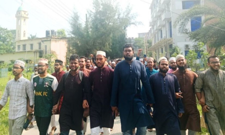 ইসকন নিষিদ্ধের দাবিতে শের-ই-বাংলা মেডিকেলে বিক্ষোভ