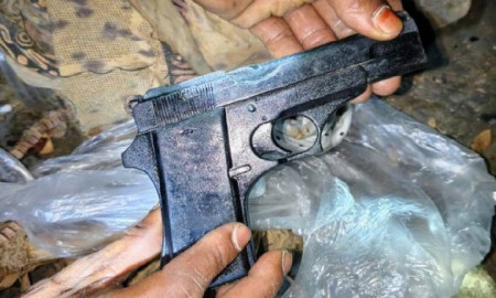 যশোরে রান্নাঘর থেকে পিস্তল উদ্ধার, মালিক পলাতক