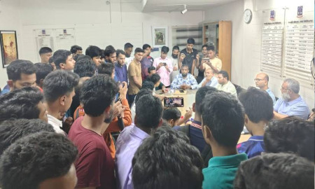 হকারদের সাথে নিয়ে বামদের মিছিল, প্রতিবাদে ডাকসু প্রতিনিধিদের প্রক্টর অফিসের সামনে অবস্থান 