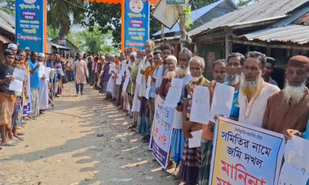 বাউফলে ভূমিহীনদের জমি দখলের চেষ্টা, প্রতিবাদে মানববন্ধন