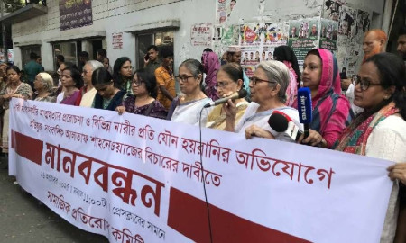 গণমাধ্যমকর্মী স্বর্ণময়ীকে আত্মহত্যার প্ররোচণা ও যৌন হয়রানির বিচারের দাবিতে মানববন্ধন  