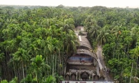 সবুজ প্রকৃতির মাঝে সৌন্দর্য ছড়াচ্ছে ‘টানেল’ মসজিদ