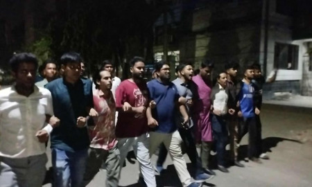 জবির ছাত্রীকে শ্লীলতাহানির প্রতিবাদে মধ্যরাতে শিক্ষার্থীদের বিক্ষোভ