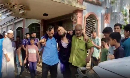 শিক্ষর্থীদের মারধর-নিপীড়নের অভিযোগ, শিক্ষককে পিটিয়ে পুলিশে দিলেন অভিভাবকরা