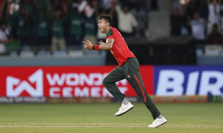 ২ বলে ২ উইকেট তাসকিনের