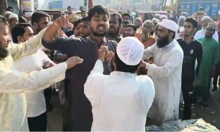 জামায়াত প্রার্থীর মাইক কেড়ে নিলেন নিজ দলের কর্মীরা