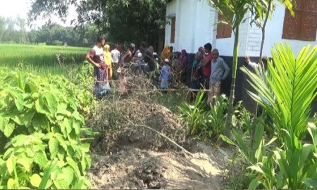 দোকানে চা না খাওয়ায় রাস্তা বন্ধ করে দিলেন দোকানদার 
