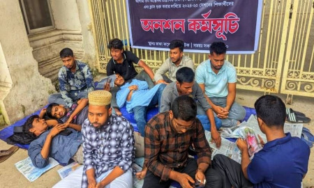 ক্লাস শুরুর দাবিতে অনশনে প্রস্তাবিত সেন্ট্রাল ইউনিভার্সিটির শিক্ষার্থীরা
