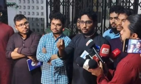 ঢাবি প্রশাসনের গাফিলতিতে ক্যাম্পাসে নিষিদ্ধ ছাত্রলীগের ব্যানার, শিক্ষার্থীদের প্রতিবাদ