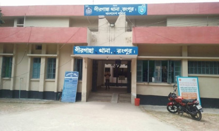 প্রেমিকের বাড়িতে ১১ দিন ধরে বিয়ের দাবিতে কলেজ ছাত্রীর অবস্থান