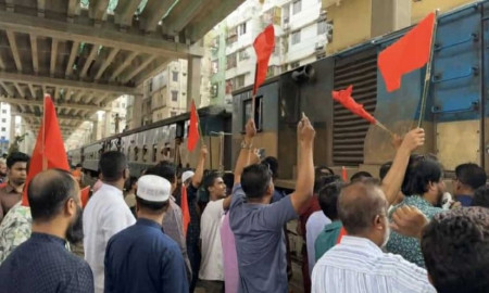 ৮ দাবিতে ঢাকায় ট্রেন আটকে বিক্ষোভ ঢাকাস্থ বৃহত্তর সিলেটবাসীর 