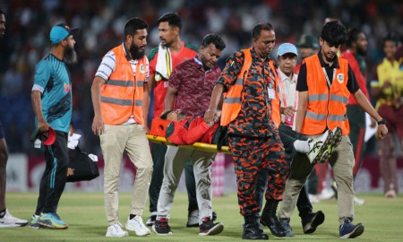 পর্যবেক্ষণে স্ট্রেচারে করে মাঠ ছাড়া সোহান