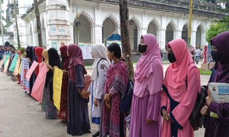 জাতীয় বিশ্ববিদ্যালয়ের বর্ধিত ফি প্রত্যাহারের দাবিতে মানববন্ধন