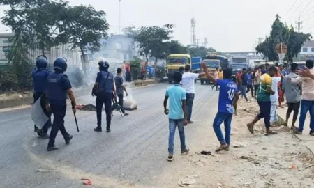 গাজীপুরে বকেয়া বেতনের দাবিতে শ্রমিকদের বিক্ষোভ: ৫০০ জনের বিরুদ্ধে মামলা
