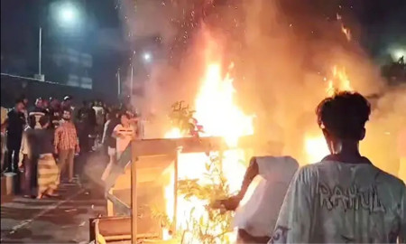 মনোনয়ন না পাওয়ায় এক্সপ্রেসওয়েতে টায়ার জ্বালিয়ে অবরোধ, গাড়ি ভাঙচুর