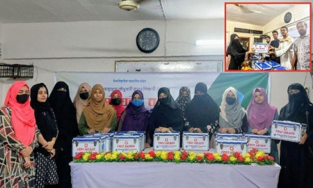 ছাত্রী হলের শিক্ষার্থীদের ফার্স্ট এইড বক্স উপহার ও প্রশিক্ষণ জবি শিবিরের