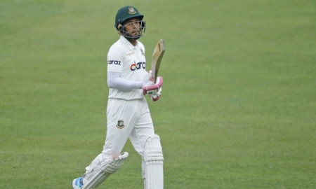 মুশফিকের আরেকটি সেঞ্চুরি, আরেকবার বুনো উল্লাস