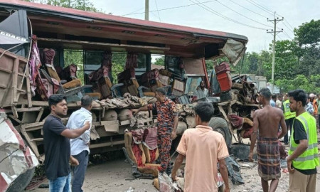 বাসের মুখোমুখি সংঘর্ষে নিহত ৪, আহত অন্তত ৩০