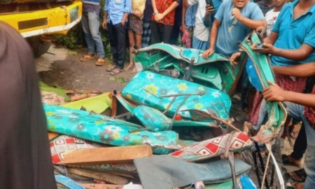 উল্টে যাওয়া অটোরিকশায় ট্রাকের ধাক্কা, তিন নারীসহ নিহত ৬