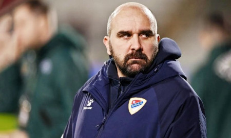 খেলা চলাকালীন মাঠেই লুটিয়ে পড়েন কোচ, হাসপাতালে নিতে নিতেই মৃত্যু