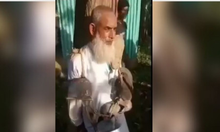 যৌন নিপীড়নের অভিযোগে বৃদ্ধাকে জুতার মালা পরিয়ে পুলিশে সোপর্দ