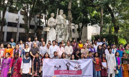 প্রাথমিকে সঙ্গীত শিক্ষক বাদ কেন—প্রতিবাদে রাস্তায় ঢাকা বিশ্ববিদ্যালয়ের শিক্ষার্থীরা