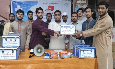 হলভিত্তিক ‘ফাস্ট এইড বক্স’ বিতরণ ঢাকা কলেজ ছাত্রশিবিরের