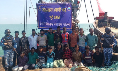 সেন্টমার্টিনে অবৈধ ট্রলার ও থাই জালসহ ১৯ জেলে আটক