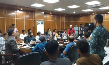 রাজনীতি নিষিদ্ধ ক্যাম্পাসে রাজনৈতিক নেতাদের উপস্থিতিতে সভা, ক্ষোভ শিক্ষার্থীদের