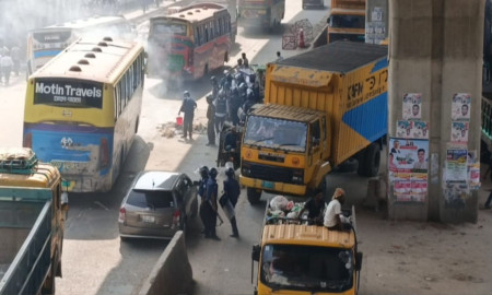 বকেয়া বেতনের দাবিতে সাভারের তিনটি কারখানার শ্রমিকদের রাস্তা অবরোধ