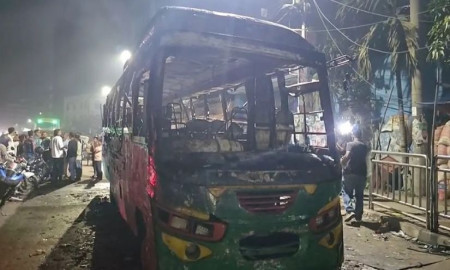 মধ্যরাতে যাত্রাবাড়ীতে বাসে আগুন