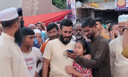 প্যারোলে মুক্তি পেয়ে স্ত্রীর জানাজায় অংশ নিলেন যুবলীগ কর্মী