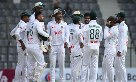 শেষ বিকেলে স্পিনারদের দাপটে স্বস্তি বাংলাদেশের