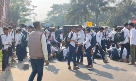 টুঙ্গিপাড়ায় অভিভাবক-শিক্ষকের কথাকাটাকাটি, শিক্ষার্থীদের সড়ক অবরোধ