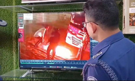 ফুলবাড়ীয়ার সেই বাসে পেট্রোল ঢেলে আগুন দেন ৩ ব্যক্তি