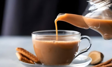 চা না খেলে দিন শুরু হয় না— শরীরের উপর কী প্রভাব পড়ছে জেনে নিন