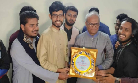 সাবেক ভিপি রিজভীকে সম্মাননা স্মারক দিলেন রাকসু নেতৃবৃন্দ