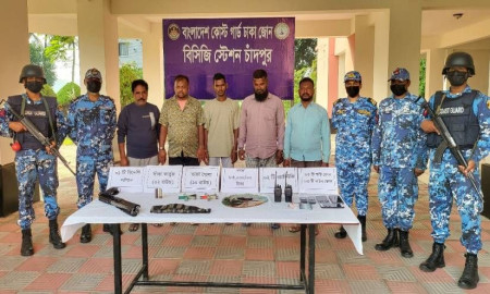 চাঁদপুরে শটগান-স্পিডবোটসহ নৌ ডাকাত চক্রের ৫ সদস্য আটক