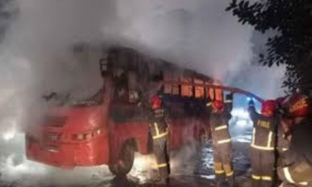 রাজধানীর বিভিন্ন স্থানে ককটেল বিস্ফোরণ-বাসে অগ্নিসংযোগ, নাশকতা দমনে তল্লাশি পুলিশের