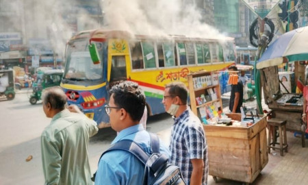 এবার পুলিশ বলল ‘সিগারেট থেকে মিরপুরের বাসে আগুন’