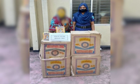 ৩৫ হাজার ভারতীয় নিষিদ্ধ বিড়িসহ নারী আটক