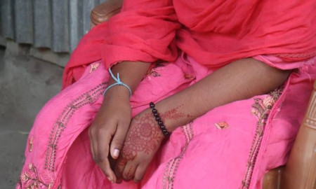 হাতে এখনো বিয়ের মেহেদীর রং, অগ্নিদগ্ধ স্বামীর স্মৃতিতে পুড়ছেন জাকিয়া