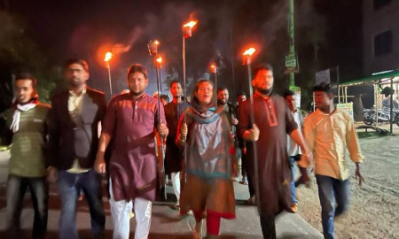 বাগেরহাটে বৈষম্যবিরোধী ছাত্র আন্দোলনের মশাল মিছিল