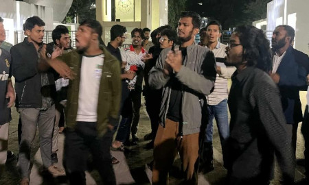 ‘নিষিদ্ধ আওয়ামী লীগ’ কর্তৃক নাশকতার প্রতিবাদে কুবি শিক্ষার্থীদের বিক্ষোভ