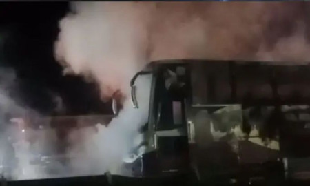 ঢাকা-টাঙ্গাইল মহাসড়কে ‘বাংলা স্টার’ বাসে আগুন