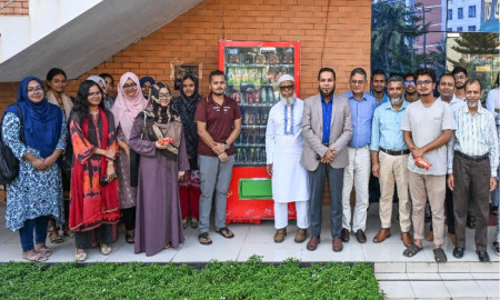 শিক্ষার্থীদের সুবিধায় ভেন্ডিং মেশিন চালু করলেন গাকৃবি ভিসি