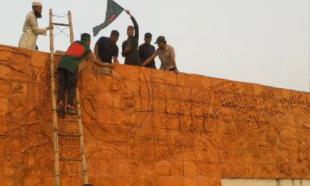 সোহরাওয়ার্দী উদ্যানে শেখ মুজিবের ৭ মার্চের ভাস্কর্য ভাঙচুর