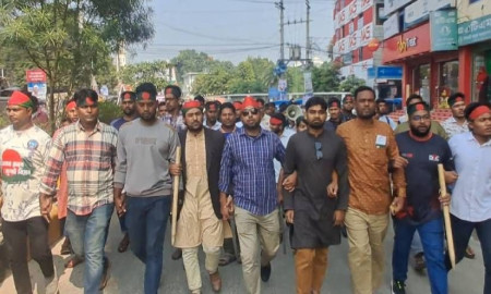 চাঁপাইনবাবগঞ্জে আওয়ামী লীগের লকডাউন ঠেকাতে জুলাই যোদ্ধাদের লাঠি মিছিল